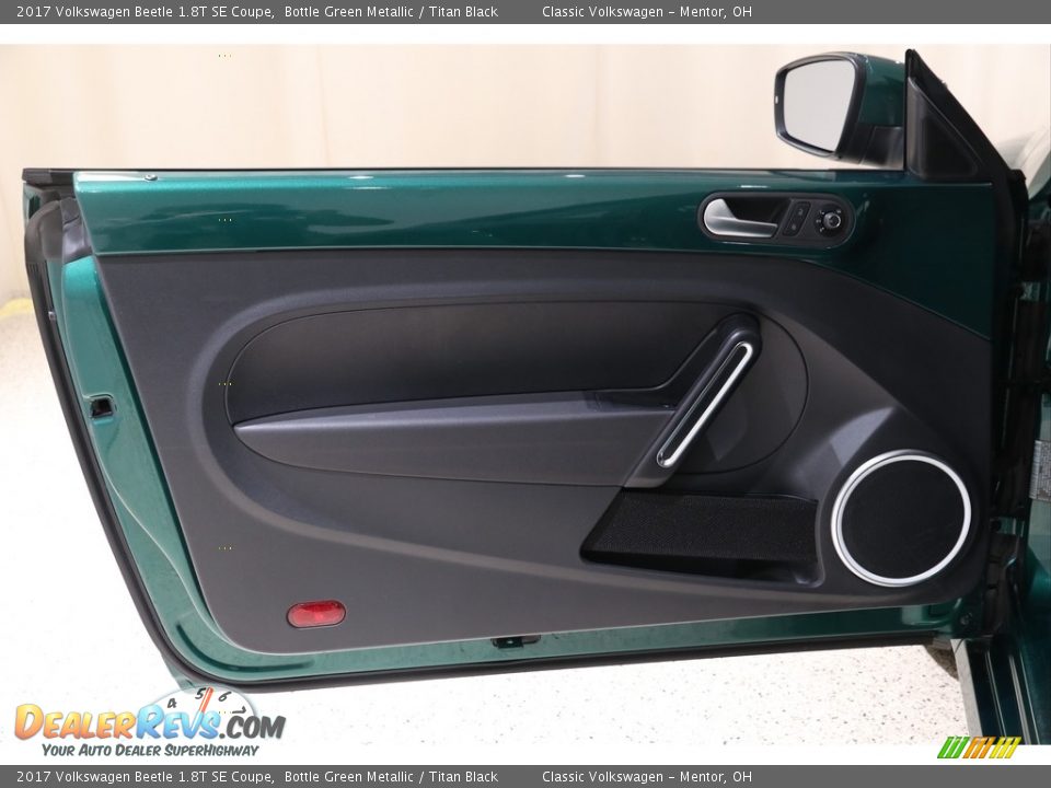 Door Panel of 2017 Volkswagen Beetle 1.8T SE Coupe Photo #4