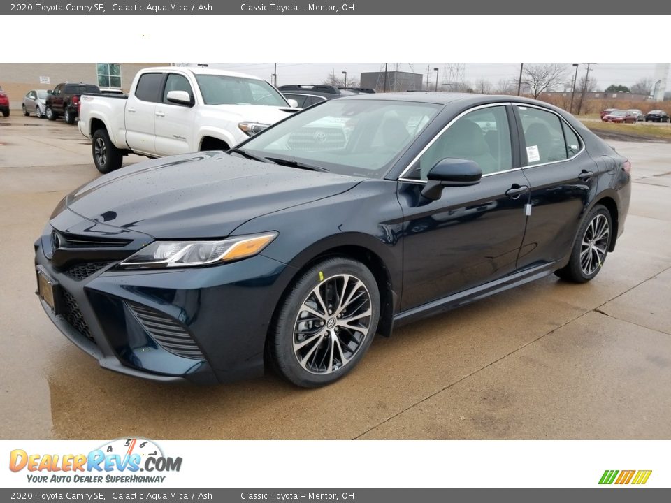 Front 3/4 View of 2020 Toyota Camry SE Photo #1