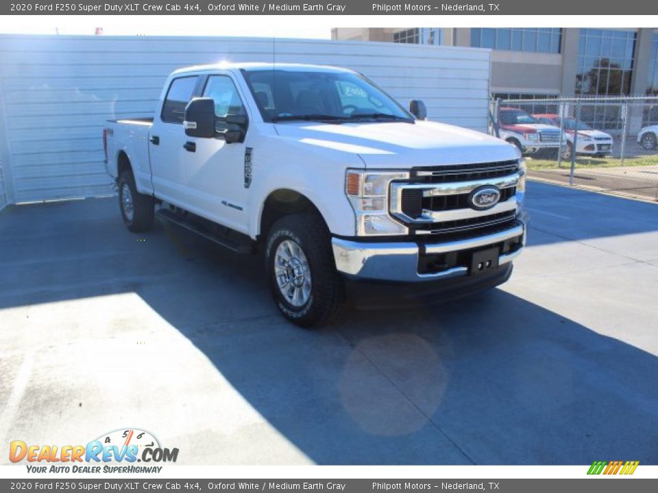 2020 Ford F250 Super Duty XLT Crew Cab 4x4 Oxford White / Medium Earth Gray Photo #2