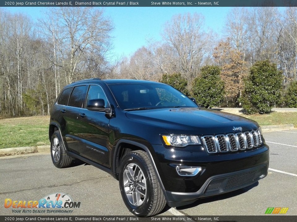 Front 3/4 View of 2020 Jeep Grand Cherokee Laredo E Photo #4