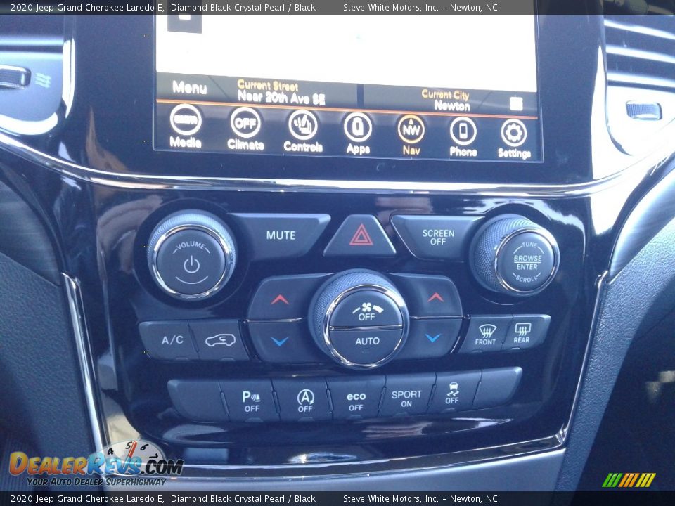 Controls of 2020 Jeep Grand Cherokee Laredo E Photo #24