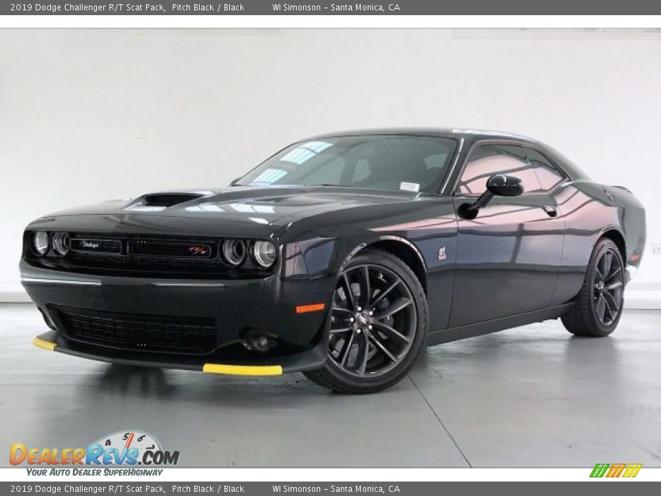 Front 3/4 View of 2019 Dodge Challenger R/T Scat Pack Photo #11