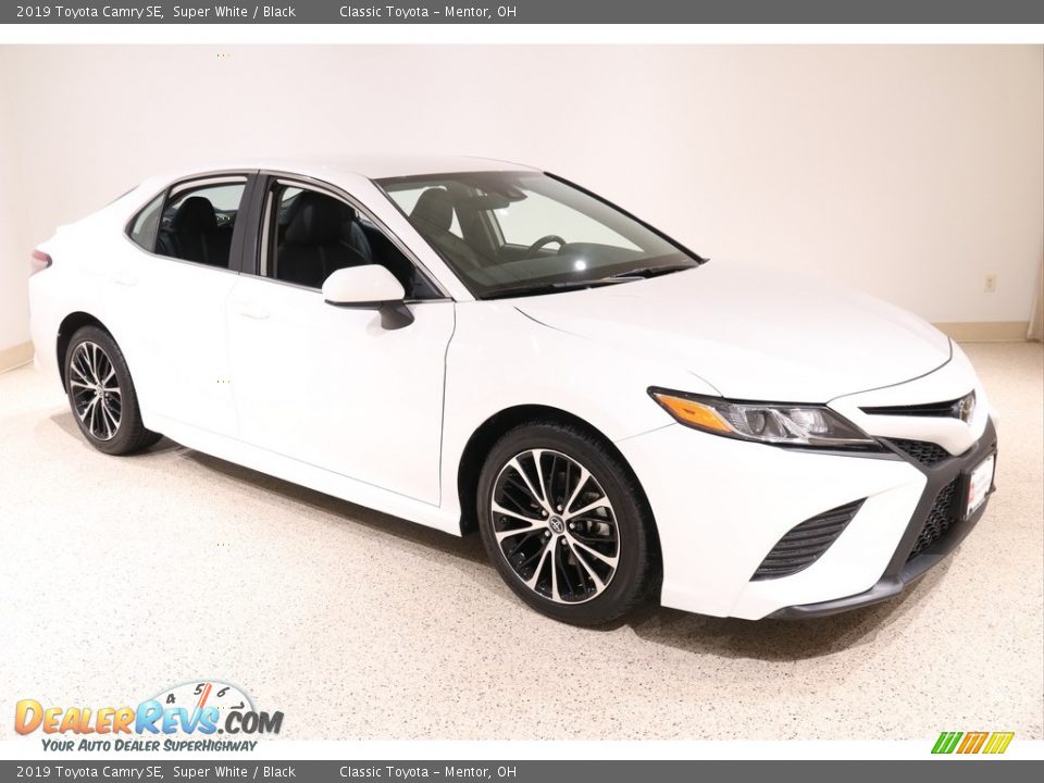 2019 Toyota Camry SE Super White / Black Photo #1