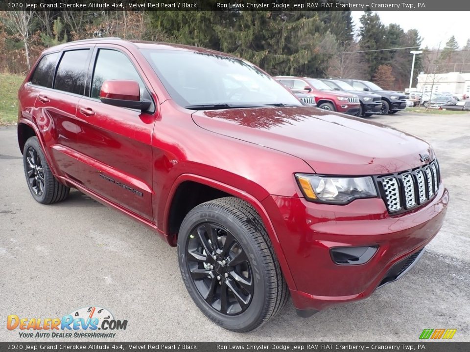 Front 3/4 View of 2020 Jeep Grand Cherokee Altitude 4x4 Photo #7