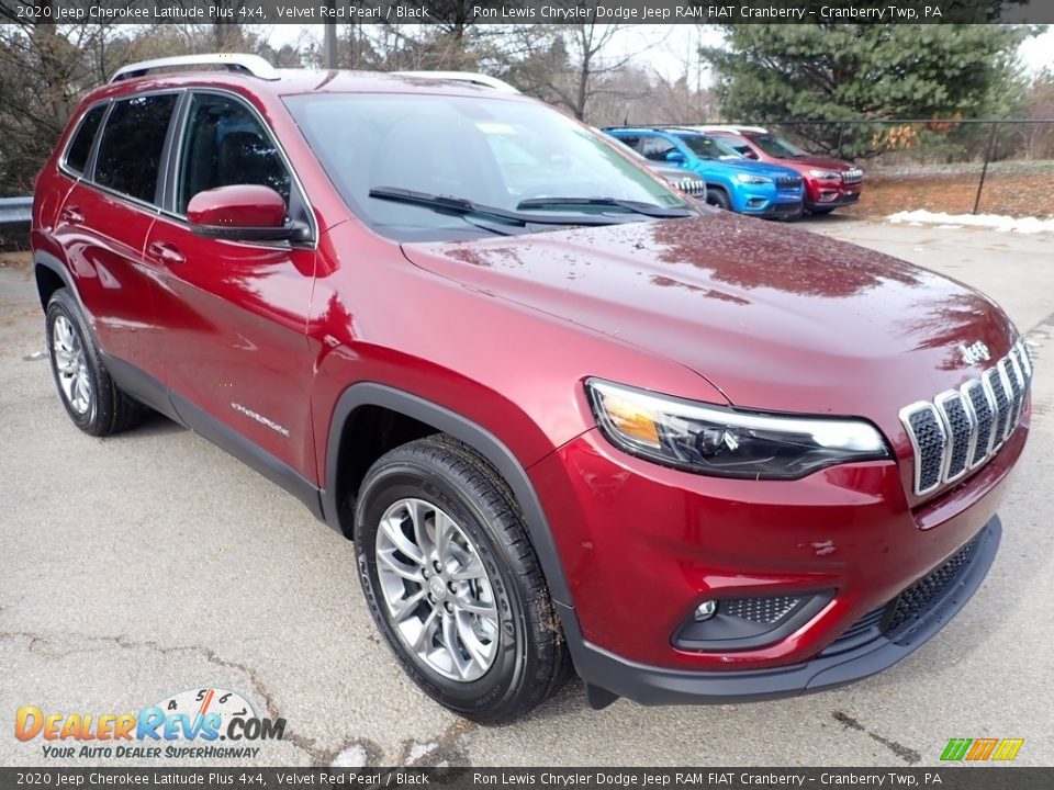 Front 3/4 View of 2020 Jeep Cherokee Latitude Plus 4x4 Photo #7