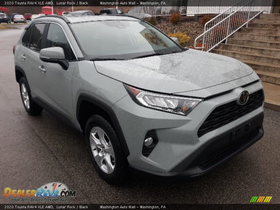 Front 3/4 View of 2020 Toyota RAV4 XLE AWD Photo #1