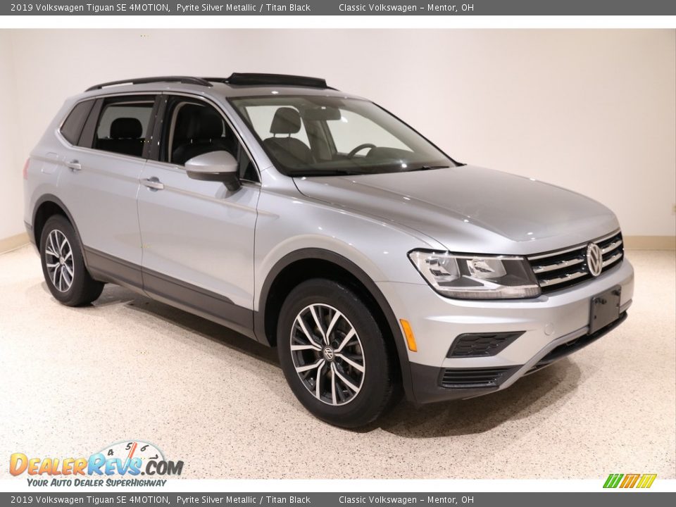 Front 3/4 View of 2019 Volkswagen Tiguan SE 4MOTION Photo #1