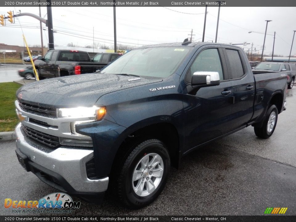 Front 3/4 View of 2020 Chevrolet Silverado 1500 LT Double Cab 4x4 Photo #1