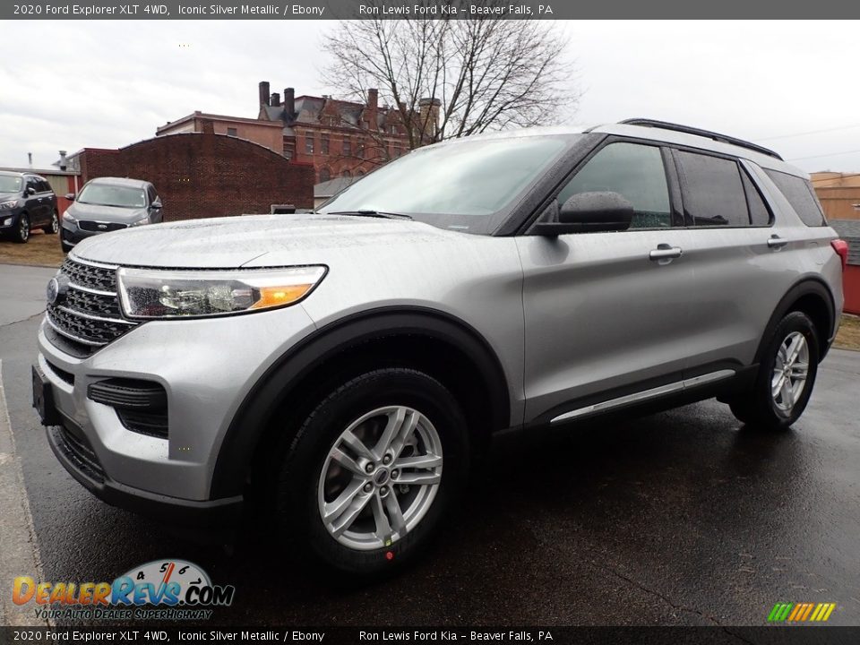 Front 3/4 View of 2020 Ford Explorer XLT 4WD Photo #7