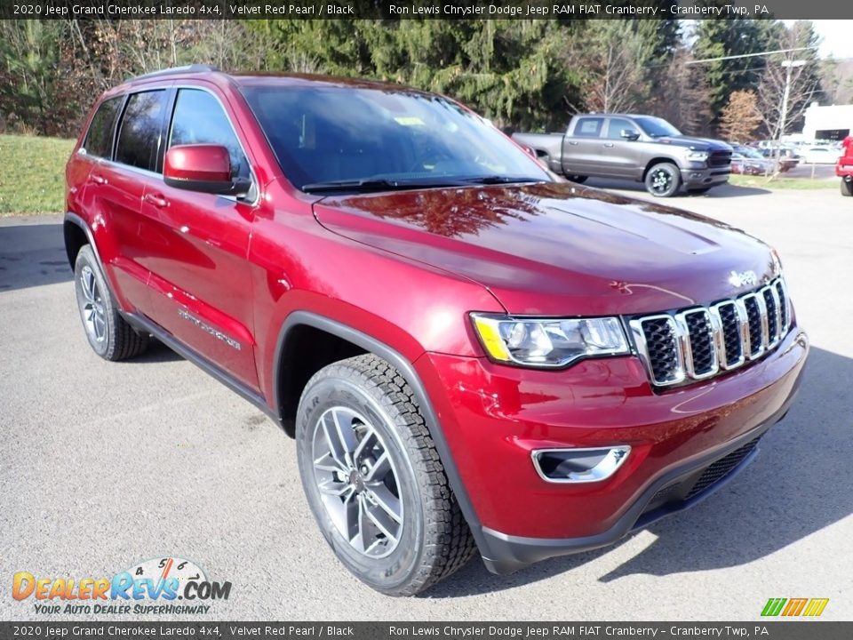 Front 3/4 View of 2020 Jeep Grand Cherokee Laredo 4x4 Photo #7