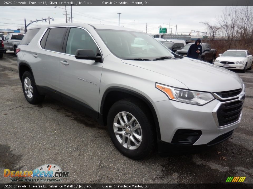 Front 3/4 View of 2020 Chevrolet Traverse LS Photo #3