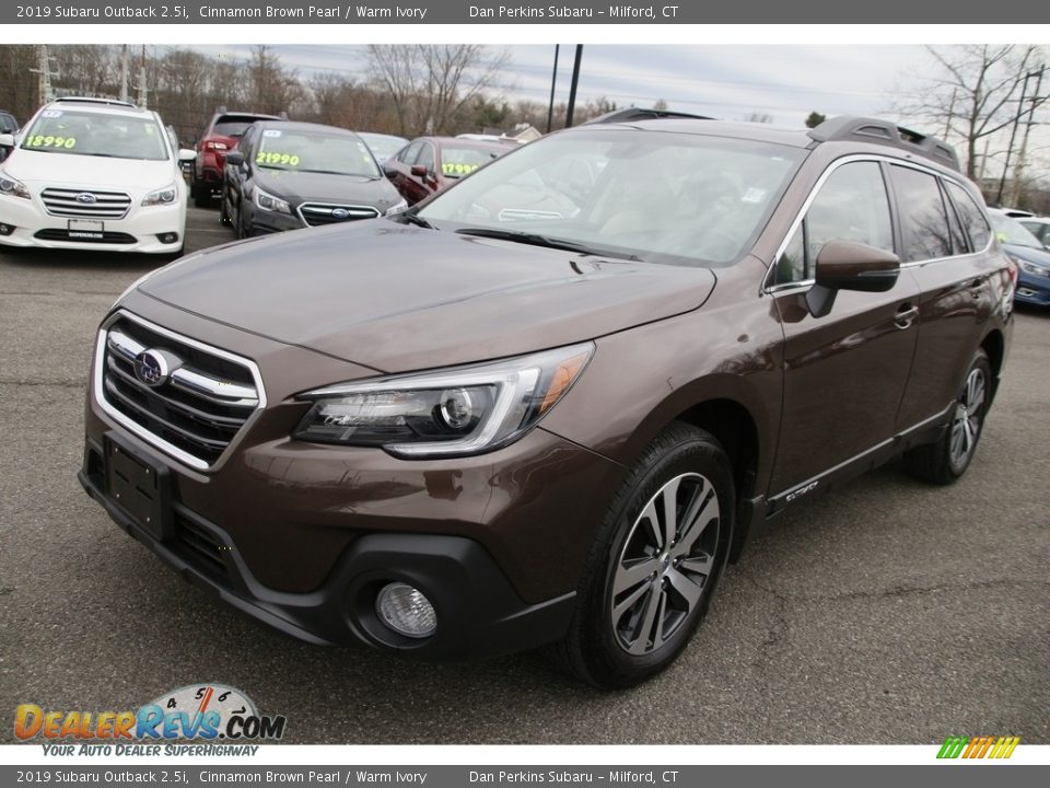 Front 3/4 View of 2019 Subaru Outback 2.5i Photo #1