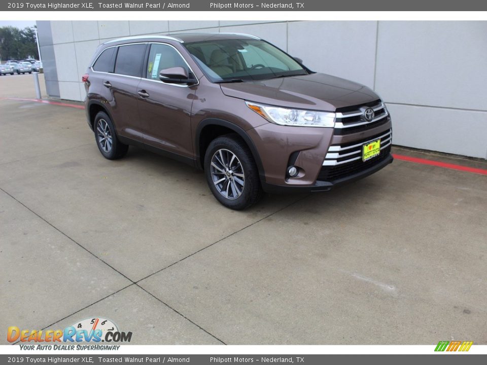 Front 3/4 View of 2019 Toyota Highlander XLE Photo #2