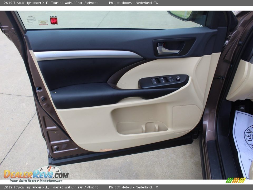 Door Panel of 2019 Toyota Highlander XLE Photo #9