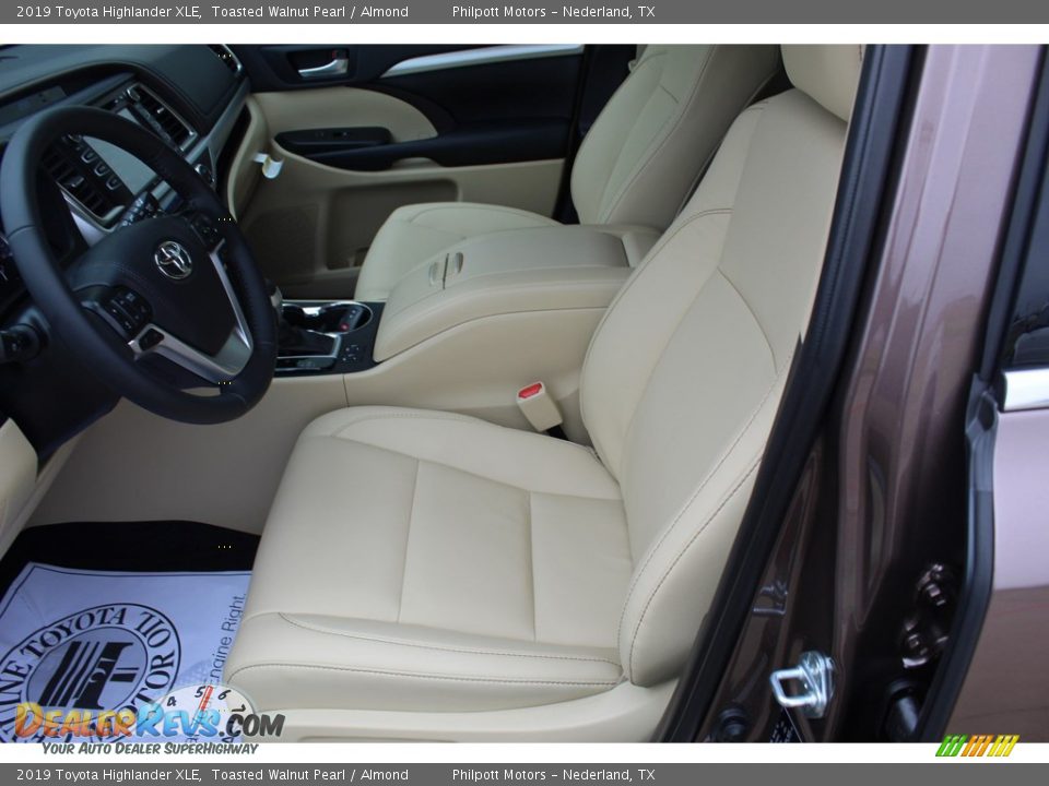 Front Seat of 2019 Toyota Highlander XLE Photo #10