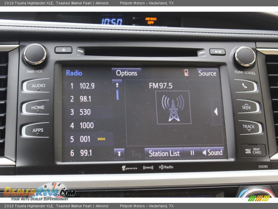 Controls of 2019 Toyota Highlander XLE Photo #16