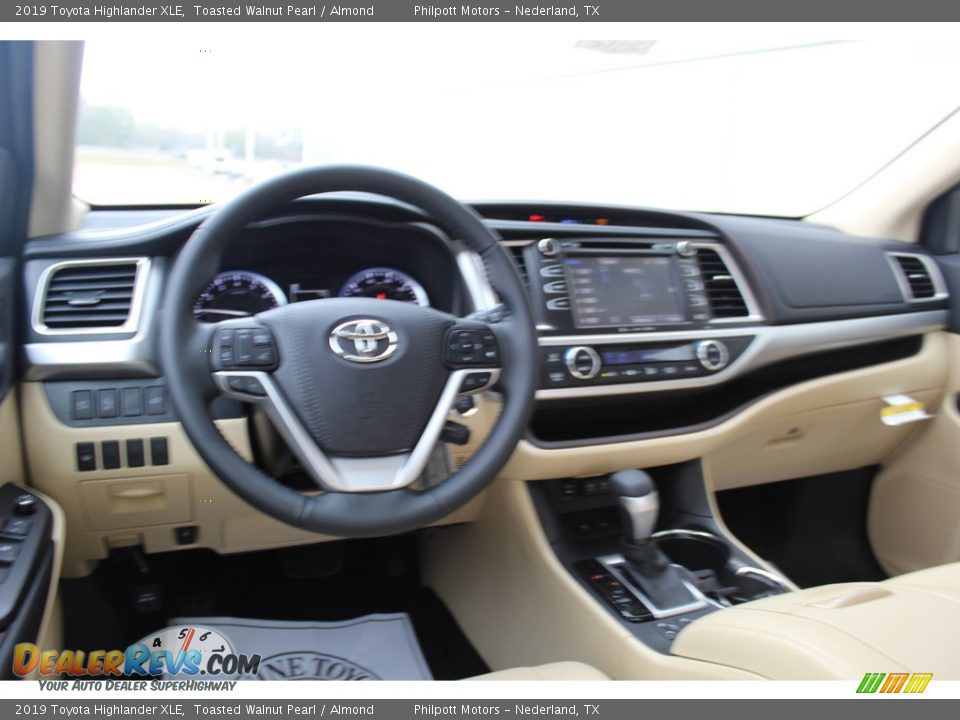 2019 Toyota Highlander XLE Toasted Walnut Pearl / Almond Photo #22