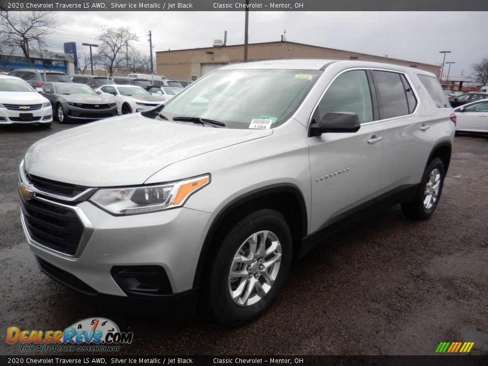 Front 3/4 View of 2020 Chevrolet Traverse LS AWD Photo #1