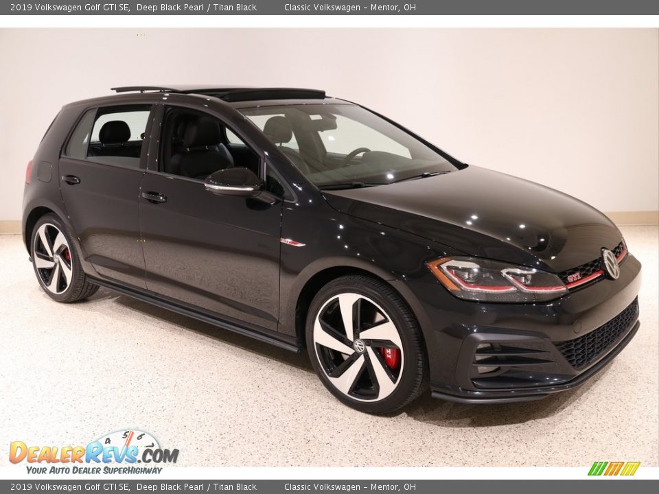 Front 3/4 View of 2019 Volkswagen Golf GTI SE Photo #1