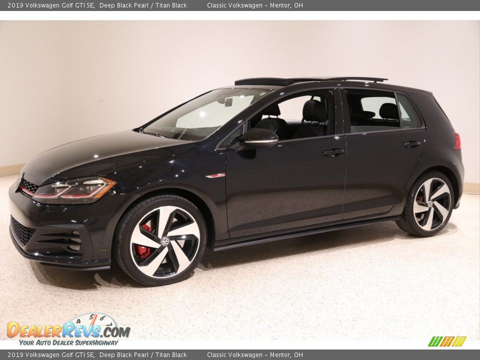 Front 3/4 View of 2019 Volkswagen Golf GTI SE Photo #3