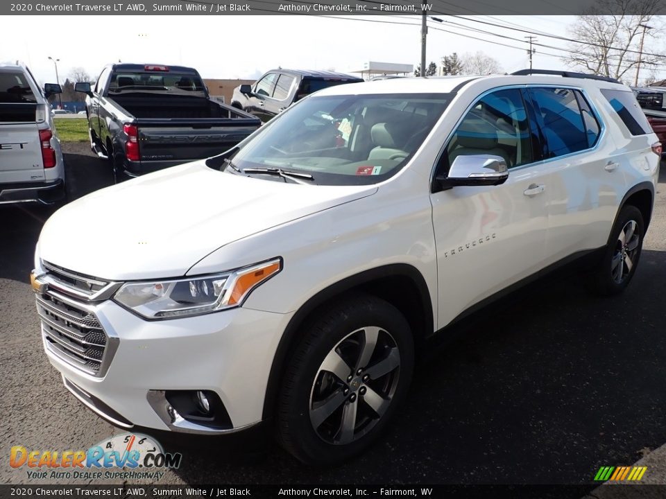 Front 3/4 View of 2020 Chevrolet Traverse LT AWD Photo #7