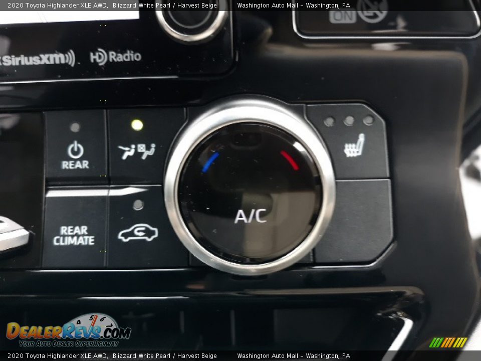 Controls of 2020 Toyota Highlander XLE AWD Photo #15