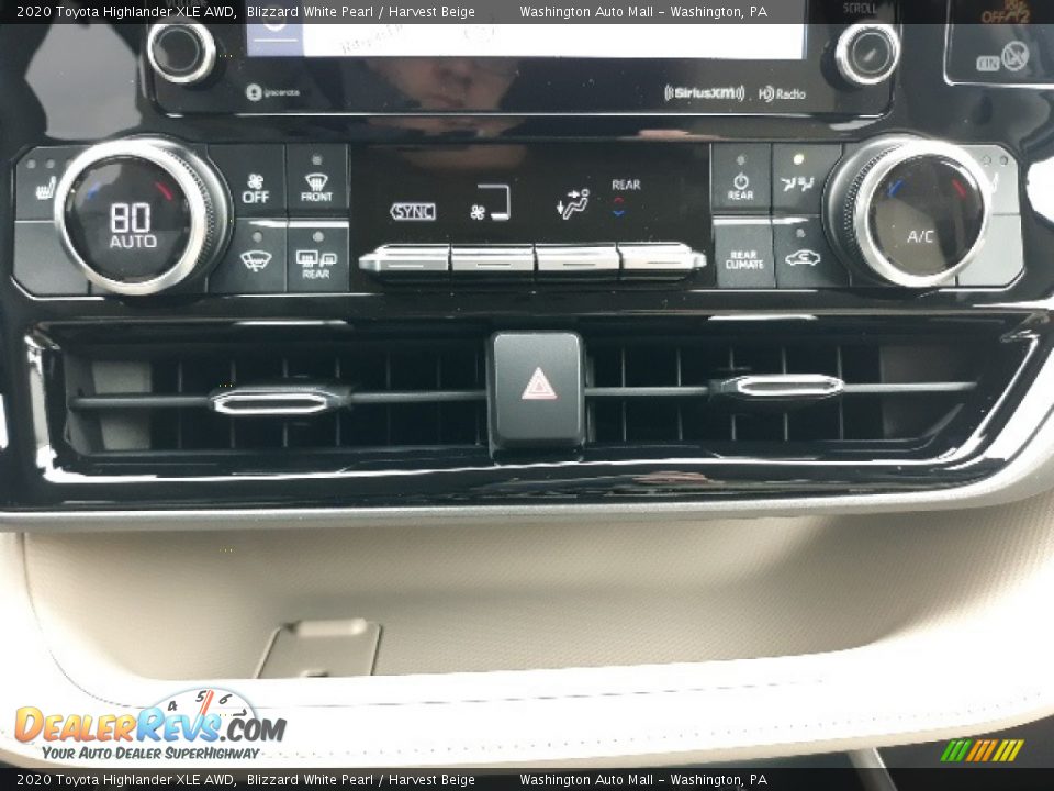 Controls of 2020 Toyota Highlander XLE AWD Photo #16