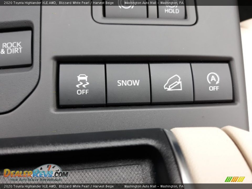 Controls of 2020 Toyota Highlander XLE AWD Photo #18
