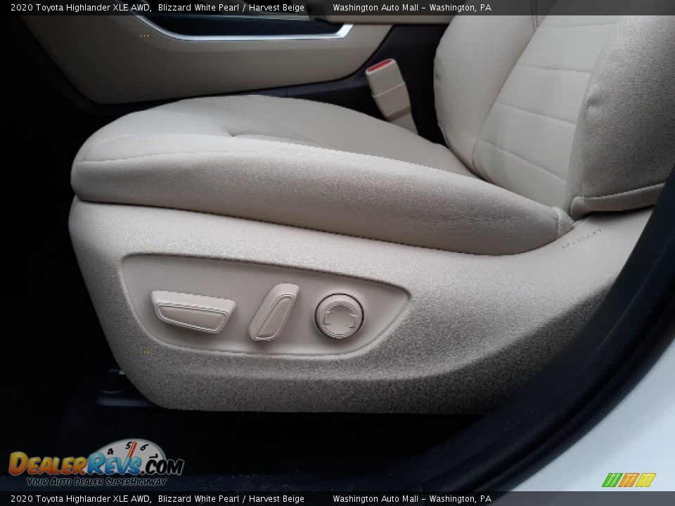 Front Seat of 2020 Toyota Highlander XLE AWD Photo #33