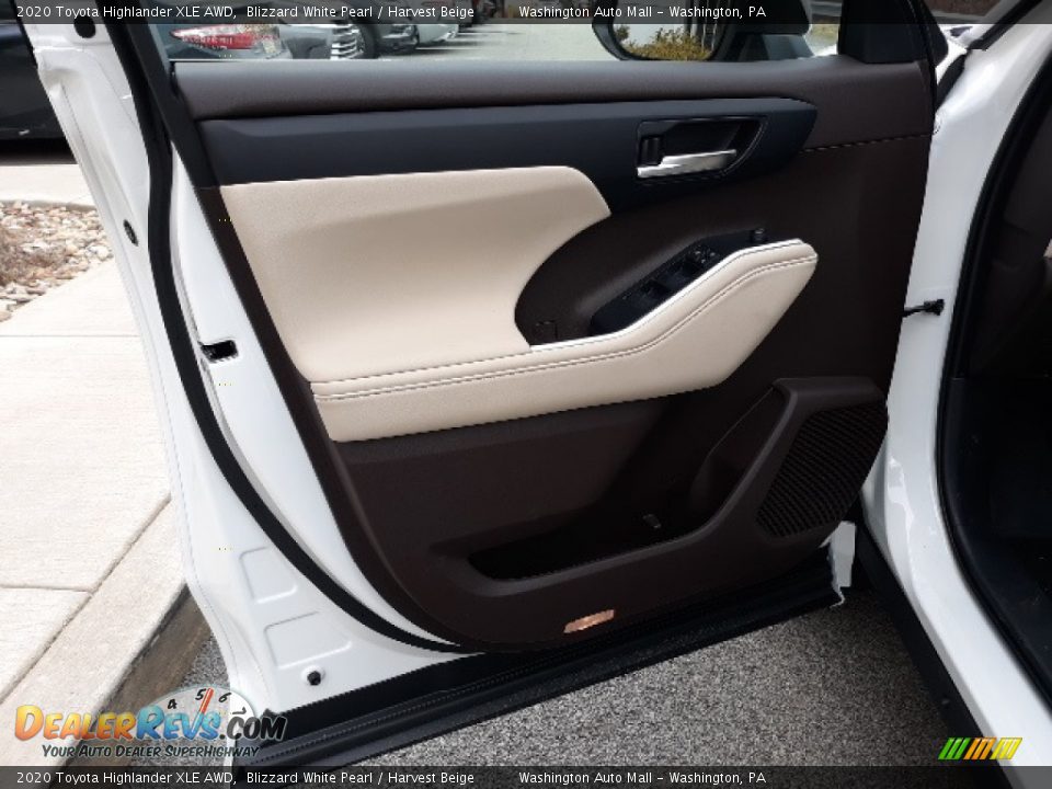 Door Panel of 2020 Toyota Highlander XLE AWD Photo #35