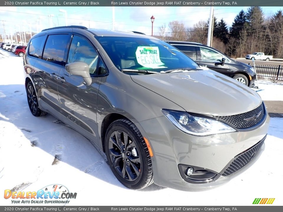 Front 3/4 View of 2020 Chrysler Pacifica Touring L Photo #6