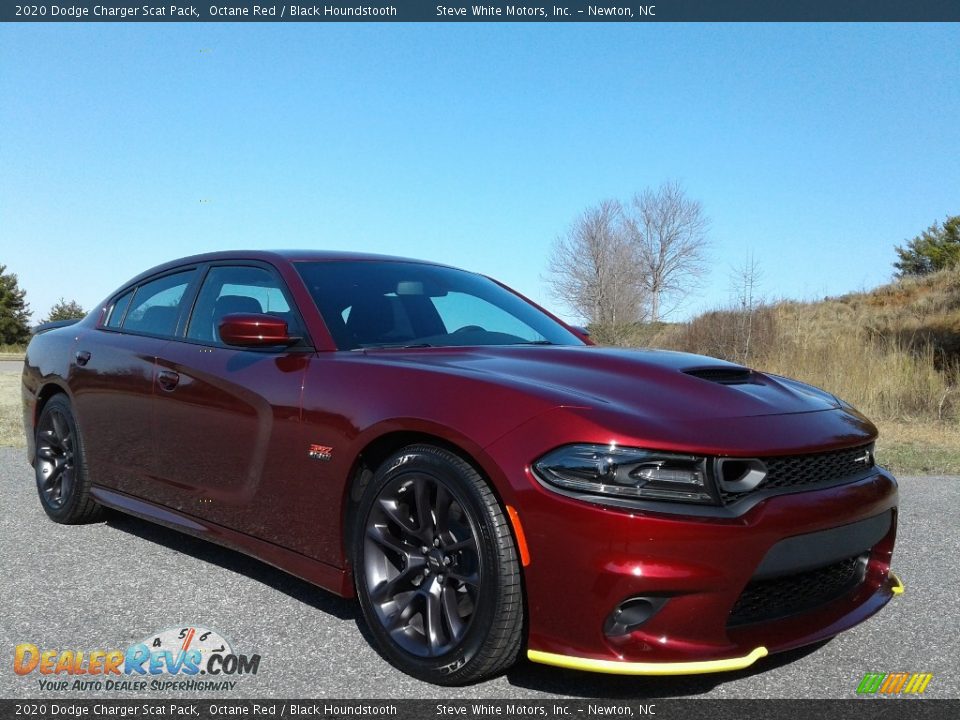 Front 3/4 View of 2020 Dodge Charger Scat Pack Photo #4