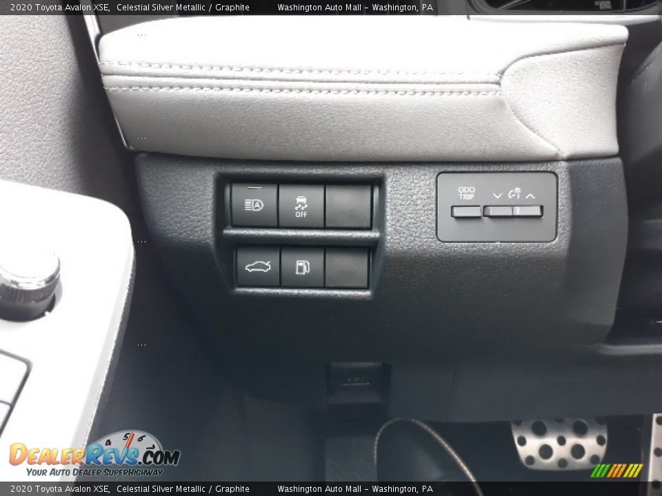 Controls of 2020 Toyota Avalon XSE Photo #9
