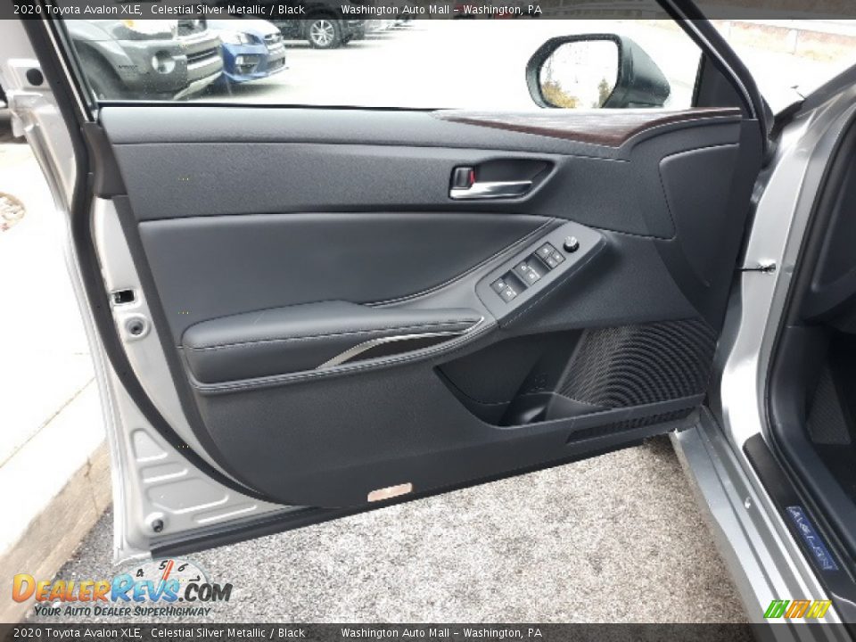 Door Panel of 2020 Toyota Avalon XLE Photo #7