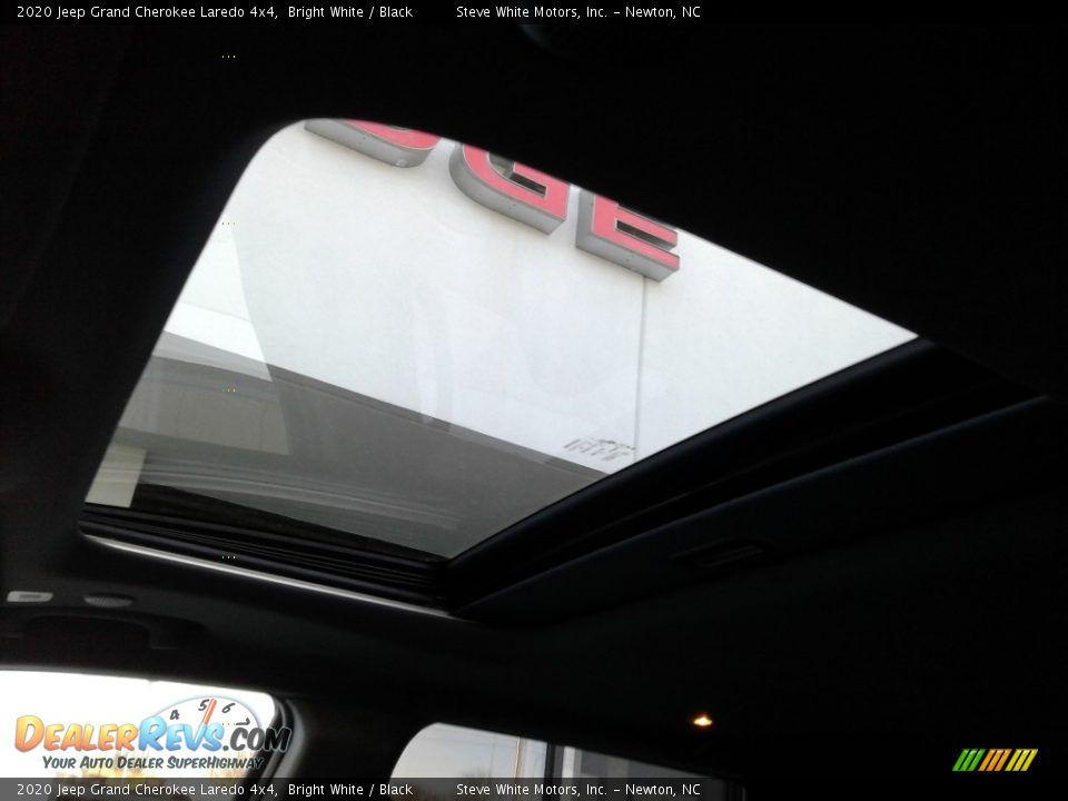 2020 Jeep Grand Cherokee Laredo 4x4 Bright White / Black Photo #32