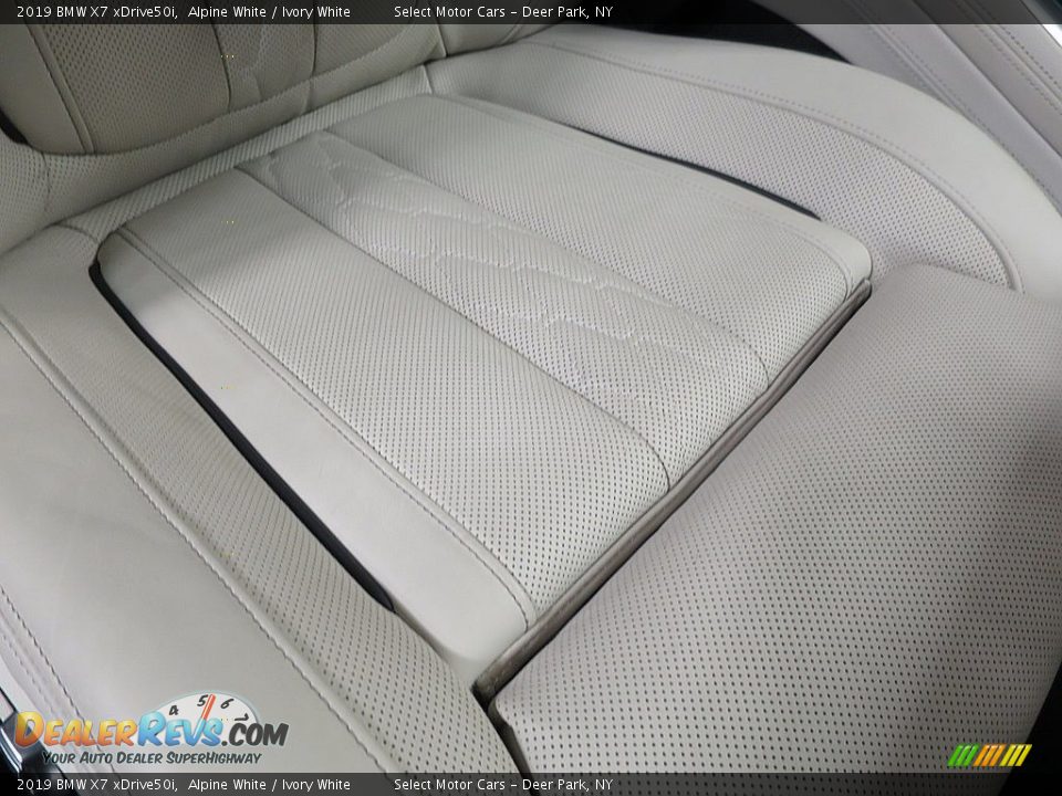 Front Seat of 2019 BMW X7 xDrive50i Photo #26