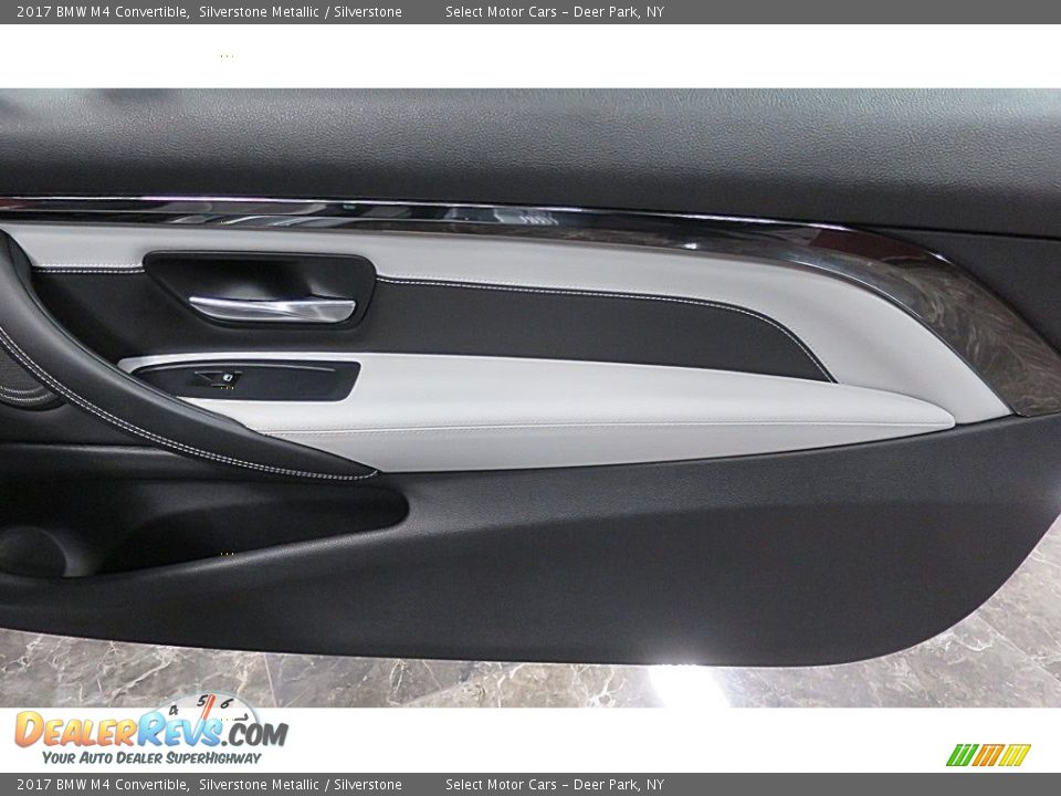 Door Panel of 2017 BMW M4 Convertible Photo #24