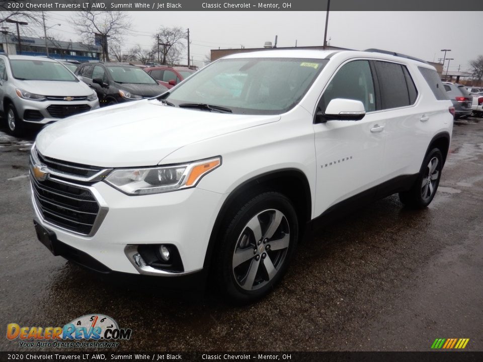 Front 3/4 View of 2020 Chevrolet Traverse LT AWD Photo #1