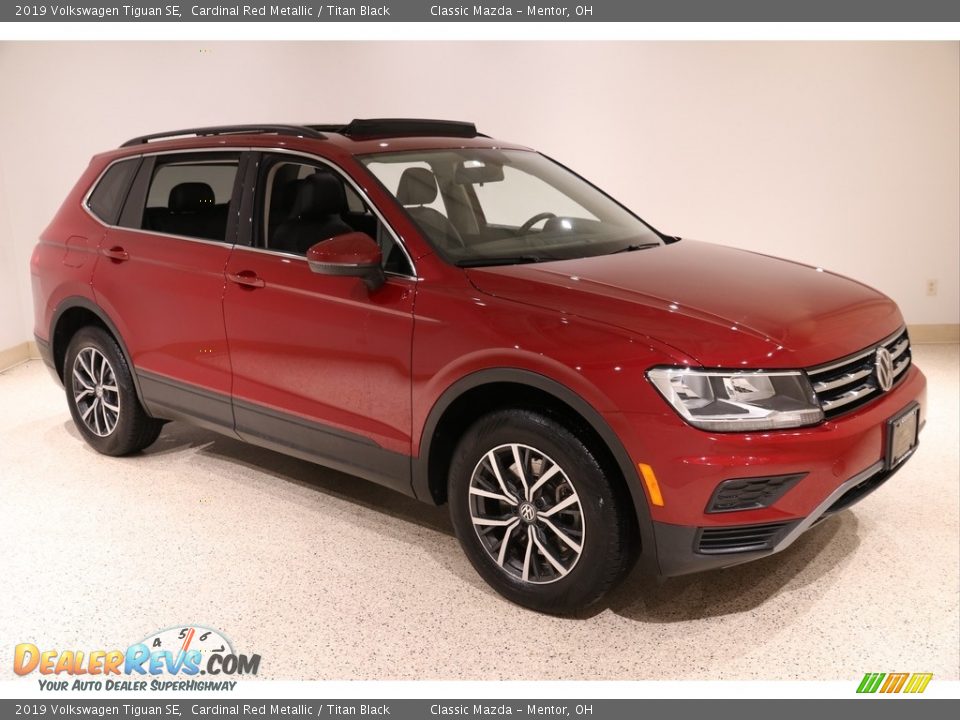 Front 3/4 View of 2019 Volkswagen Tiguan SE Photo #1