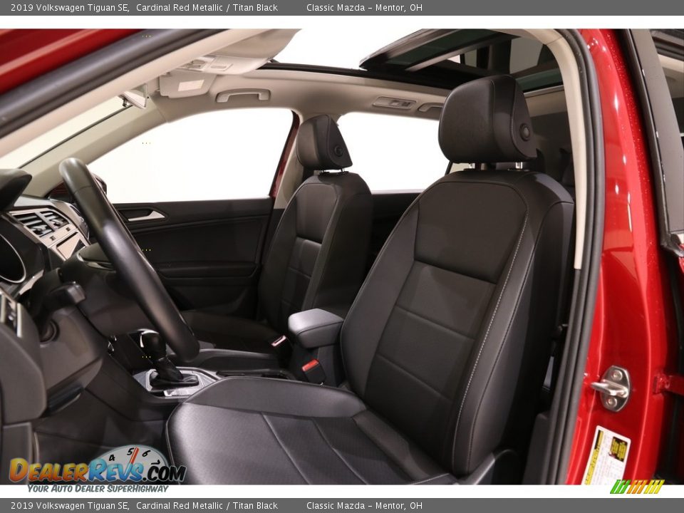 Front Seat of 2019 Volkswagen Tiguan SE Photo #5