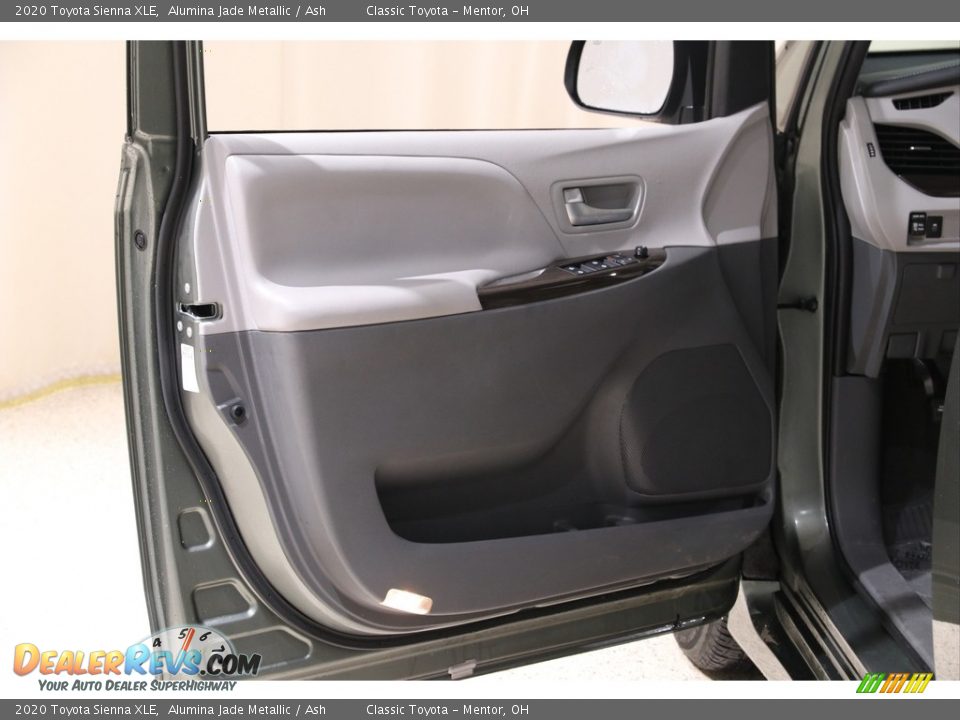 2020 Toyota Sienna XLE Alumina Jade Metallic / Ash Photo #4