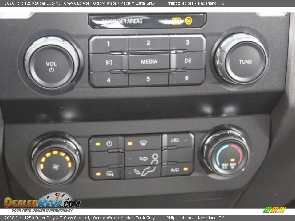 2020 Ford F250 Super Duty XLT Crew Cab 4x4 Oxford White / Medium Earth Gray Photo #16