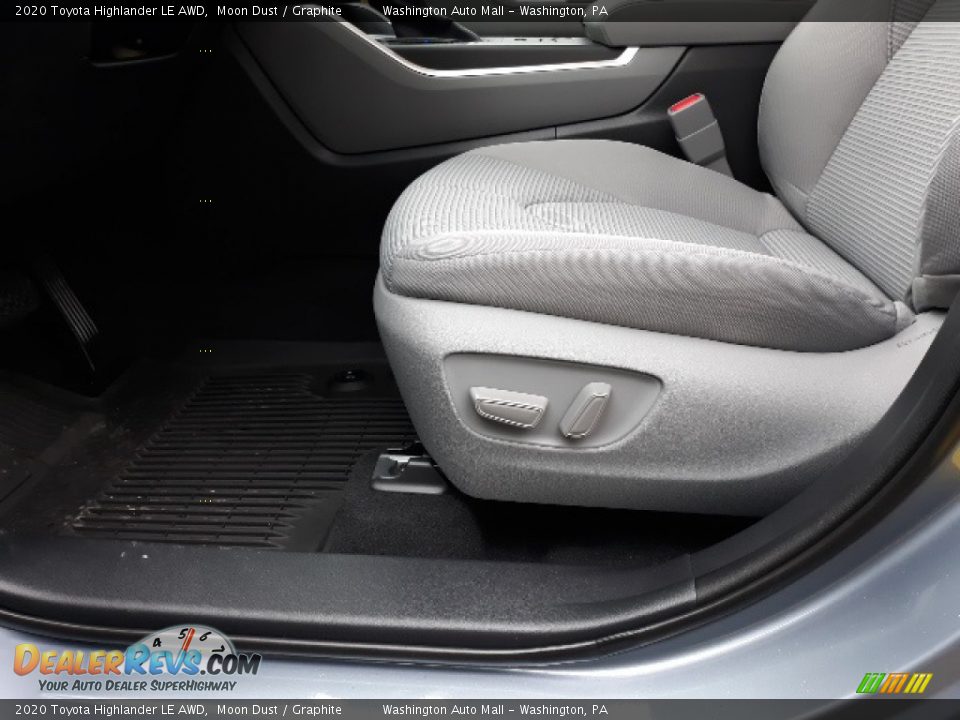 2020 Toyota Highlander LE AWD Moon Dust / Graphite Photo #23