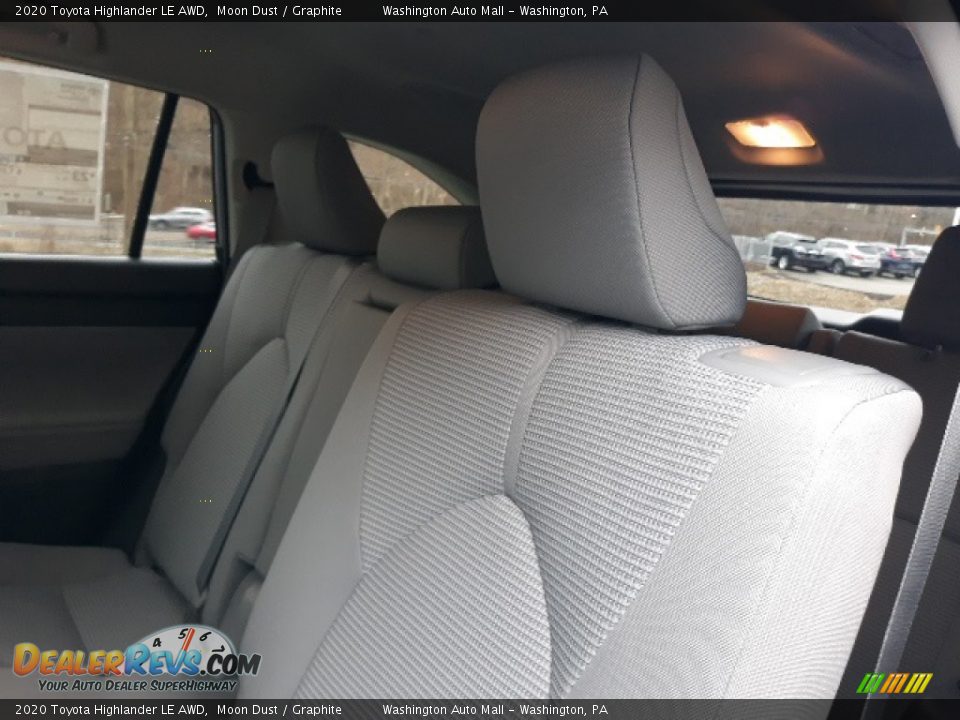 2020 Toyota Highlander LE AWD Moon Dust / Graphite Photo #28