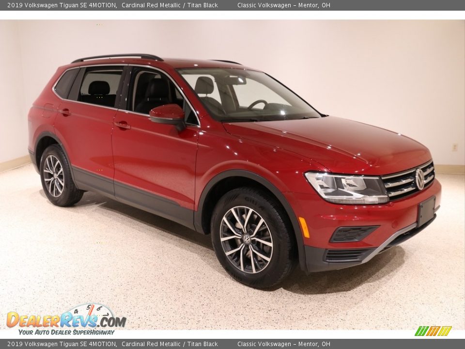 Front 3/4 View of 2019 Volkswagen Tiguan SE 4MOTION Photo #1