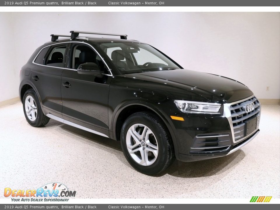 Front 3/4 View of 2019 Audi Q5 Premium quattro Photo #1