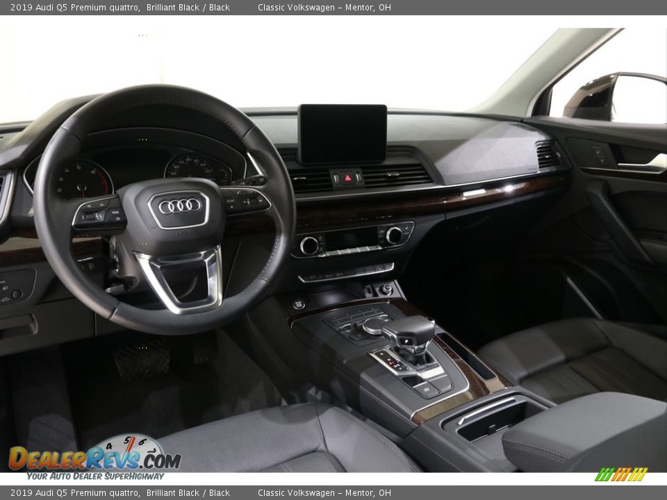 Dashboard of 2019 Audi Q5 Premium quattro Photo #8