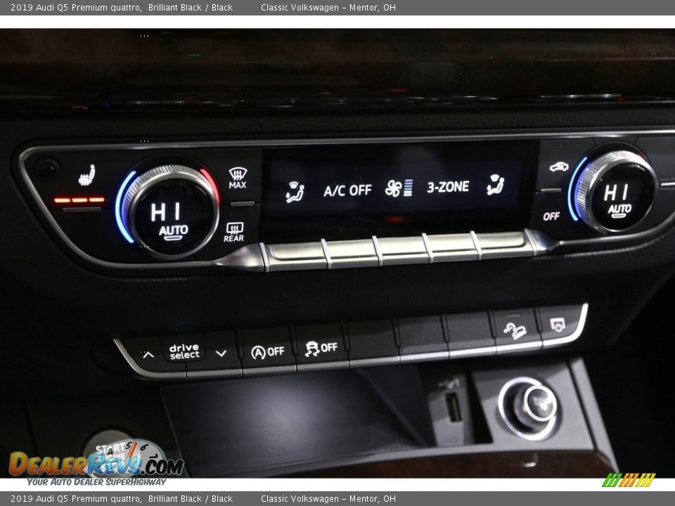 Controls of 2019 Audi Q5 Premium quattro Photo #30