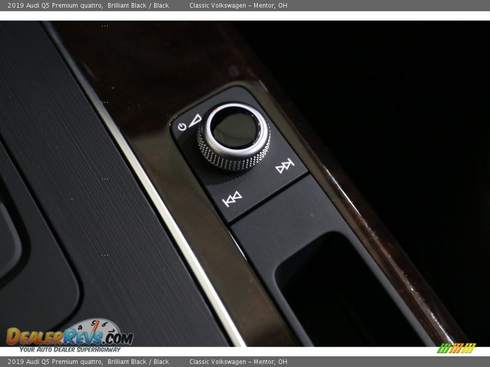 Controls of 2019 Audi Q5 Premium quattro Photo #33