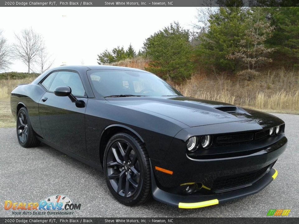 Front 3/4 View of 2020 Dodge Challenger R/T Photo #4